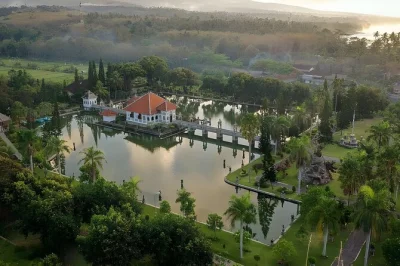 Descubre los palacios de agua, templos y pueblos antiguos del este de bali en un tour privado de día completo con guía local, almuerzo y traslado incluido.