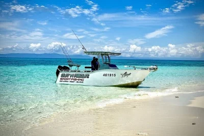 Vivi l’emozione della pesca vicino a port douglas con charter in piccoli gruppi tra reef ed estuari, con attrezzatura, esche, crema solare e acqua inclusi. disponibili opzioni private.