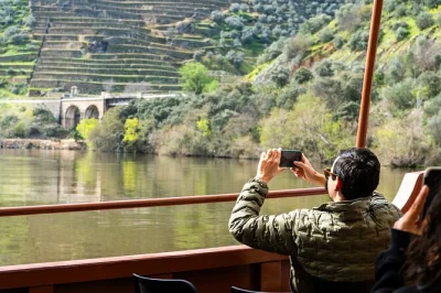 Scopri la valle del douro con degustazioni di vino, crociera su barca rabelo, assaggio di olio d’oliva e pranzo casalingo in una quintinha locale, con trasferimento dall’hotel incluso.