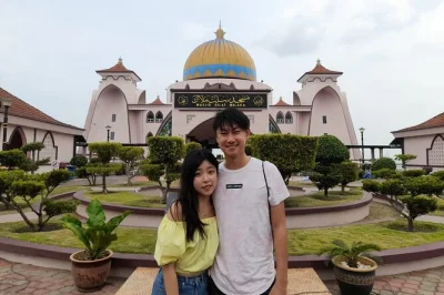 Traslado privado de kuala lumpur a singapur con una visita guiada por el patrimonio de malaca. explora jonker street, templos históricos y sitios coloniales en el camino.