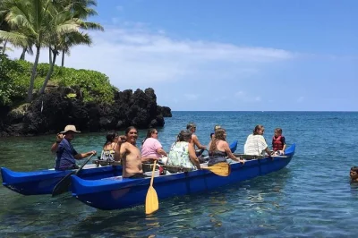 Découvrez la baie de kealakekua en pirogue traditionnelle, avec guide local, histoires authentiques, snorkeling et tout le matériel inclus.