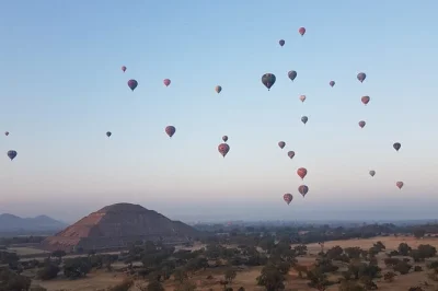 Vola sopra le piramidi di teotihuacan all’alba, gusta un caffè e poi esplora il sito a piedi. include colazione, opzioni di trasporto e certificato di volo.