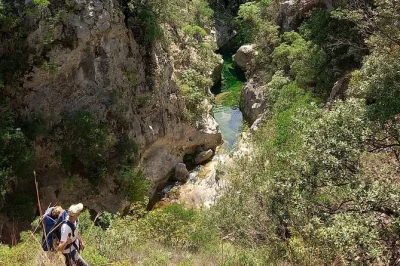 Percorra as trilhas antigas de arcádia, visite os vilarejos do parnon, desfrute de chá da montanha e petiscos. caminhada guiada de dia inteiro pela história e natureza grega.