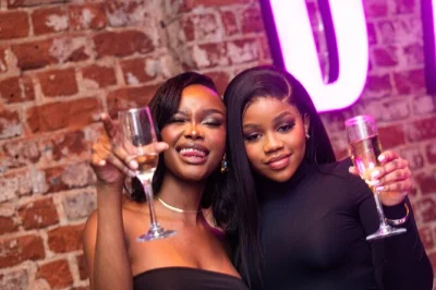 Vive la noche de cape town con un tour por clubs guiado por locales. incluye entrada vip, bebidas de bienvenida y transporte privado para una noche sin complicaciones.