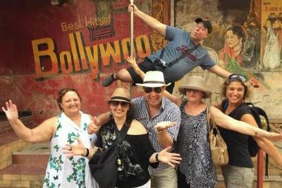 Découvrez les coulisses des studios bollywood à mumbai avec un initié. assistez à un tournage en direct, participez à un spectacle de danse, essayez des costumes et profitez du transfert hôtel e