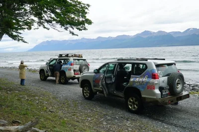 Explore os lagos de ushuaia em um passeio 4x4, cruzando o passo garibaldi e saboreando um churrasco à beira do lago fagnano. inclui traslado e almoço.