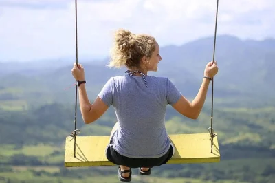 Descubra punta cana com passeio 4x4 até montaña redonda, vistas incríveis, almoço na montanha e praia esmeralda quase deserta. inclui transporte e bebidas.