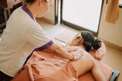 Entspannen sie mit einem 2-stündigen bali-spa-paket: ganzkörpermassage, fußbad, körperpeeling und blumenbad. privater transfer inklusive. buchen sie jetzt ihr bali-spa-retreat.