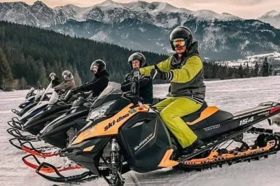Vivi l’inverno a zakopane con un giro in motoslitta, degustazione di formaggio affumicato e relax nelle terme di chochołów. include pickup da cracovia e guida locale.