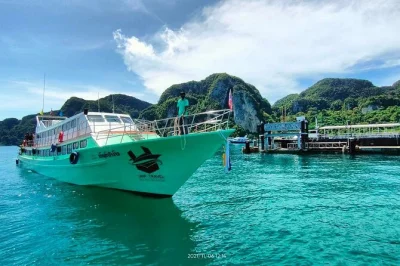 Reserve seu ferry de phi phi island para krabi town. saídas diárias, 90 minutos de travessia, transfer fácil. veja horários, dicas e relatos reais aqui.