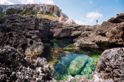 Descubre el lado salvaje de ibiza con senderismo guiado, calas secretas para hacer snorkel y consejos prácticos de fotografía. equipo y guías locales incluidos.