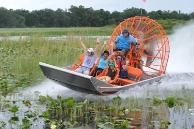 Vivi l’emozione di un giro in airboat privato vicino orlando, avvista alligatori selvatici, passeggia lungo il lago e visita un villaggio dei nativi americani. ingresso e guida inclusi.