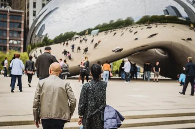 Siente la energía del skyline de chicago, navega el río con un guía local y descubre de cerca cloud gate. incluye grupo reducido, recogida en hotel y entradas.