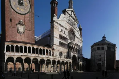 Explore o coração medieval de cremona—suba a torre torrazzo, visite o museu vertical e descubra esculturas antigas no batistério. ingresso incluso.