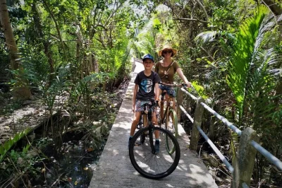Parcourez l’oasis verte de bangkok en famille sur des vélos en bambou. excursion guidée sécurisée avec déjeuner, traversée en bateau et sentiers dans la jungle. réservez votre aventure dès m