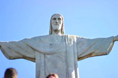 Découvrez le christ rédempteur, la forêt de tijuca, santa teresa et le pain de sucre lors d’une visite de 7h à rio. guide privé, van et billets inclus. réservez vite !
