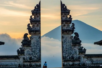 Entdecken sie das tor zum himmel am lempuyang-tempel, den taman ujung-palast, tirta gangga und den virgin beach bei einer ganztägigen ostbali-tour mit hotelabholung.