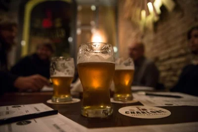Explora los bares de cerveza artesanal escondidos en colegiales. prueba 4 pintas, disfruta una picada y descubre las cervecerías locales con el verdadero ambiente del barrio.
