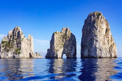 Capri & blaue grotte erleben: kleine gruppe, fährtickets, insel-minibus, lokaler guide und abholung ab neapel oder sorrent inklusive.
