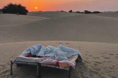 Réveillez-vous au lever du soleil sur les dunes du désert de thar, partez en balade à dos de chameau avec des guides locaux, partagez un dîner au coin du feu et dormez à la belle étoile. transfe