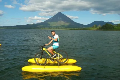 Explorez le lac arenal en vélo aquatique. profitez des vues sur le volcan, observez la faune et repartez avec photos incluses. Équipement et snacks fournis. réservez vite !