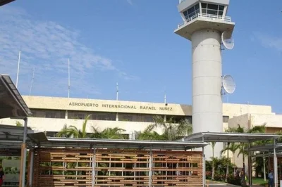 Cartagena, aéroport rafael nuñez, transfert privé 24h/24, chauffeur local, prise en charge à l’hôtel ou terminal croisière. voyagez serein sans attente ni stress.