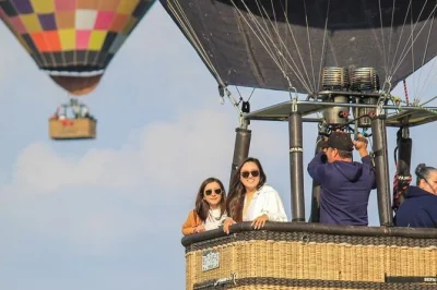 Volo in mongolfiera sopra teotihuacan con pickup in hotel, colazione tipica e ingresso incluso. ammira le piramidi dall’alto e visita il sito archeologico dopo il volo.