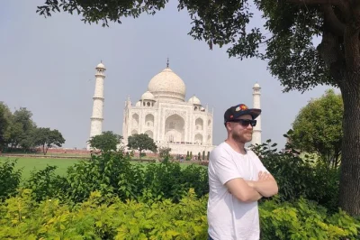 Reserve um tour de dia inteiro em agra com visita ao taj mahal, forte de agra, almoço buffet e compras. inclui traslado do hotel, guia particular e vistas do pôr do sol. grupos pequenos.