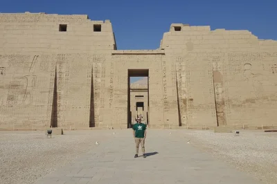 Private westufer-tour in luxor mit Ägyptologen. besuch im tal der königinnen, medinet habu, deir el-medina & kolosse von memnon. abholung vom hotel inklusive.