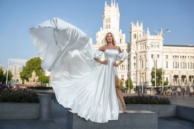 Disfruta de una sesión de fotos con vestido volador en el parque del retiro de madrid, con jardines llenos de vida, el palacio de cristal como fondo y todas las fotos en tu galería privada.