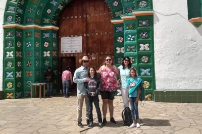Visita san juan chamula e zinacantán. esplora le chiese locali, osserva gli artigiani tessili e assaggia il pox in questo tour tra le comunità indigene del chiapas.