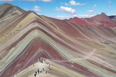 Tour de día completo a la montaña de los siete colores desde cusco. camina por vinicunca, observa llamas, conoce a los locales y disfruta de desayuno y almuerzo. transporte privado y guía incluidos