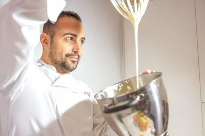 Erlebe ein römisches essen zuhause mit privatem koch. 4-gänge-menü, geschichten und optional weinbegleitung inklusive. vegetarische varianten verfügbar.