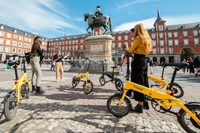 Siente el pulso de madrid en un tour en bici eléctrica en grupo pequeño, desde el parque del retiro hasta el palacio real. guía local, parques, iconos de la ciudad y botella de agua incluidos.
