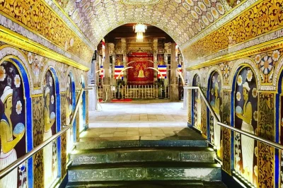 Explora la reliquia del diente sagrado en kandy, pasea por los jardines de peradeniya y relájate en el lago gregory. hoteles 4 estrellas, coche privado y itinerario flexible incluidos.