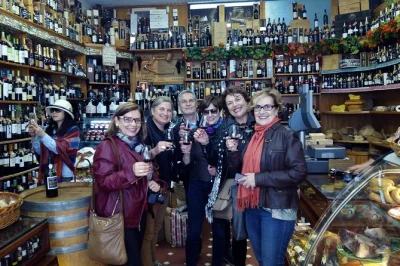Scopri i sapori di porto con un tour privato: mercato di bolhão, tascas tradizionali, vini del douro e dolci tipici. incontra la gente del posto e assapora il vero gusto portoghese.