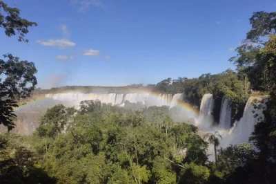 Siente la fuerza de las cataratas del iguazú desde brasil y argentina con transporte privado, acceso sin filas y guía local. incluye recogida en hotel y horarios flexibles.