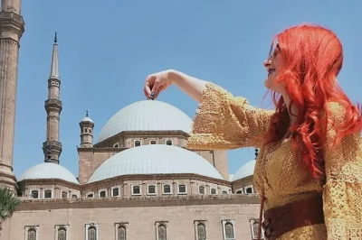 Explorez le caire en 2 jours avec un guide privé. visitez les pyramides de gizeh, le musée Égyptien, la citadelle, et faites du shopping au khan el khalili. comprend hébergement et transport.