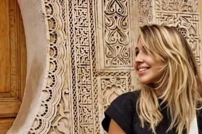 Buchen sie eine geführte tagestour nach fès ab casablanca. entdecken sie die altstadt, die kairaouine-moschee und madrasas mit lokalen einblicken. abholung vom hotel inklusive.