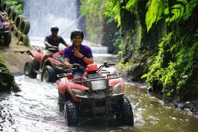 Erlebe bali auf dem quad durch matschige pfade, entdecke den affenwald in ubud und erfrische dich am tegenungan wasserfall. inkl. hoteltransfer, guide, mittagessen & poolzugang.