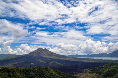 Erlebe den nebel des mount batur, schlendere durch ubids affenwald und sieh die barong-tanzgeschichten. inklusive privatem auto, buffet-mittagessen und eintritt.