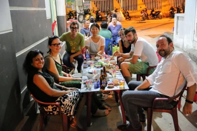 Explore as ruas vibrantes de da nang com um guia local, provando pizza de bolacha de arroz, espetinhos de churrasco e sanduíches banh mi. grupo pequeno, comida, bebida e guia inclusos.