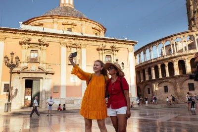 Llega a valencia y orientate rápido: pasea por plazas históricas, admira los frescos de la iglesia de san nicolás, charla con un guía local y recibe consejos personalizados para tu estancia.