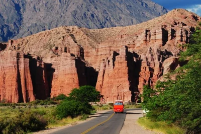 Descubre los colores de la quebrada de las conchas, camina por la garganta del diablo y disfruta de vinos locales en cafayate. incluye traslado, cata de vinos y guía experto.