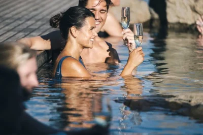 Scopri il vapore di geysir, cammina tra le spruzzate di gullfoss e rilassati nella blue lagoon o a hvammsvík. partenza da reykjavik con guida locale in piccoli gruppi.