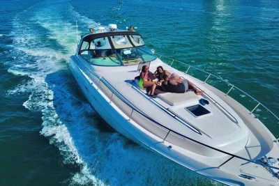 Erlebe eine private yacht ab cancun, segle zur isla mujeres oder entlang der bucht, schnorchle mit crew-unterstützung und genieße flexible verpflegungsoptionen.