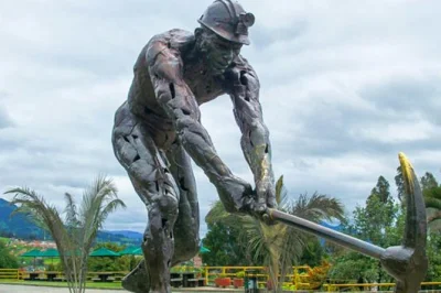 Réservez une visite privée d’une demi-journée à la cathédrale de sel et au village de nemocón. explorez les tunnels souterrains, les rues coloniales et la cascade de tequendama avec un guide l