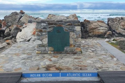 Découvrez cape agulhas, là où l’océan indien rencontre l’atlantique, explorez les villages locaux et profitez de l’observation des baleines à hermanus. réservez votre excursion depuis cape