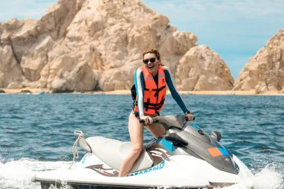 Sinta a liberdade de pilotar um jet ski na baía de cabo san lucas, chegue perto do famoso el arco e explore no seu ritmo. inclui briefing de segurança e todo o equipamento.