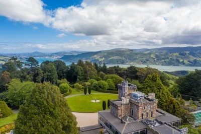 Descubre dunedin tras tu crucero: paseo por la ciudad, subida a baldwin street y 90 minutos en los jardines del castillo larnach. incluye recogida, snacks y guía local.